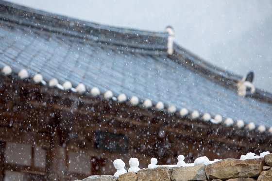 겨울은 템플스테이를 체험하기 좋은 계절이다. 눈 내리는 부안 내소사 풍경. 사진 한국불교문화사업단