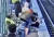 지난해 12월28일 오리건주 포틀랜드에 있는 기차역에서 브리아나 레이스 워크맨(32)이 아이를 선로로 밀고 있다. 사진 유튜브 캡처