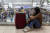 지난 2일 필리핀 마닐라 니노이 아키노 국제공항에서 한 승객이 연착으로 탑승이 지연된 일본행 비행기를 기다리고 있다. 로이터=연합뉴스