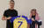 사우디 알 나스르와 계약한 호날두가 자신의 이름과 등번호 7번이 적힌 유니폼을 들어 보이고 있다. 사진 알 나스르 트위터