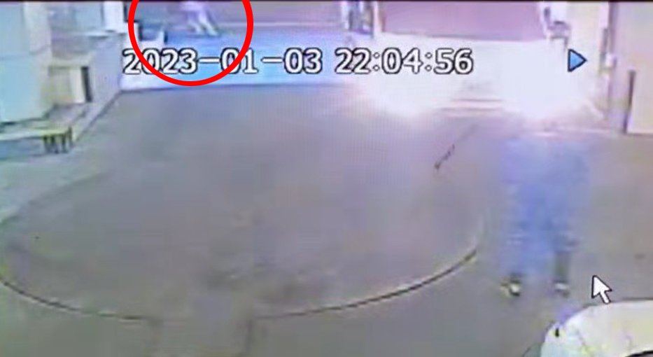 달아난 중국인 A씨(빨간색 동그라미)가 호텔 CCTV에 포착된 모습. 연합뉴스