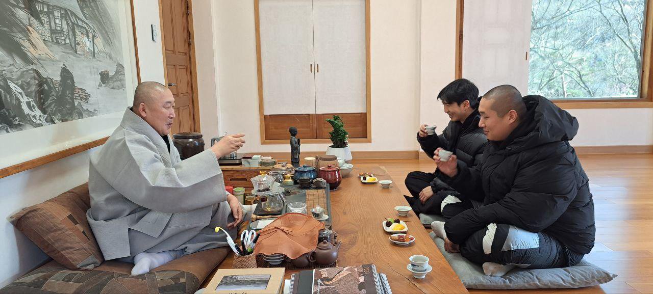 BTS 리더 RM과 음악 프로듀서 강산이 지난해 12월 29일 전남 구례군 화엄사를 찾아 주지 덕문 스님과 차담을 나누고 있다. 사진 화엄사