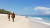  인도네시아 발리 해변을 걷고 있는 관광객들. 로이터=연합뉴스