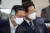 이재명 더불어민주당 의원(오른쪽)과 정성호 의원이 지난해 8월 1일 서울 여의도 국회에서 열린 국방위원회 전체회의에서 이야기를 나누고 있다. 김성룡 기자