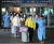 중국발 입국자에 대한 코로나19 검사 의무화 사흘째인 4일 인천국제공항에서 검역 지원 장병들이 입국자들을 검사센터로 안내하고 있다. [뉴시스]