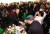 4일 서울 예술의전당에서 열린 2023 문화예술인 신년인사회에 참석한 윤석열 대통령이 참석자들과 인사를 나누고 있다. 대통령실사진기자단 