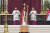 프란치스코 교황(왼쪽 사진 가운데)이 5일(현지시간) 바티칸 성베드로 광장에서 지난해 말일 선종한 베네딕토 16세 명예 교황의 장례미사를 집전하고 있다. [연합뉴스]
