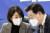 이재명 더불어민주당 대표가 6일 오전 서울 여의도 국회 의원회관에서 열린 확대간부회의에서 고민정 최고위원과 대화를 하고 있다. 뉴스1