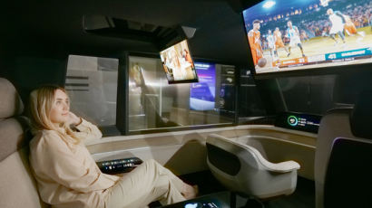 車 천장서 OLED가 '스르르'…자동차 업계가 주목한 LGD 신기술 [영상]