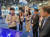5일(현지시간) 이동헌 에이슬립 대표(제일 왼쪽)가 세계 최대 소비자가전쇼(CES) 2023에서 부스를 찾은 이훈기 롯데헬스케어 대표(제일 오른쪽)에게 기술을 설명하고 있다. 최은경 기자