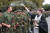 지난해 9월 27일 러시아가 점령하고 있는 우크라이나 남부 크름 반도 세바스토플에서 러시아 정교회 수사가 러시아군 예비 병력을 축원하고 있다. AFP=연합뉴스