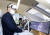 최재원 SK온 수석부회장이 5일(현지시간) 미국 네바다주 라스베이거스 컨벤션 센터 SK그룹 통합전시관을 찾아 도심항공교통(UAM) 가상 시뮬레이터 체험을 하고 있다. 사진 SK그룹