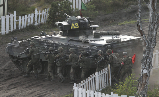 독일 정부는 5일(현지시간) 마르더 보병전투차량을 우크라이나군에 지원한다고 밝혔다. 사진은 지난 2011년 9월 28일 독일 하노버에서 독일연방군 병력이 마르더 장갑차와 훈련하는 모습. AP=연합뉴스