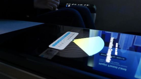 車 천장서 OLED가 '스르르'…자동차 업계가 주목한 LGD 신기술 [영상]
