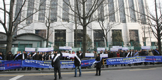 2008년 서울 정부 중앙청사 후문 앞에서 청주대 교직원들이 로스쿨 예비인가 무효화를 촉구하는 집회를 열고 있다. 중앙포토