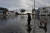 5일(현지 시각) 미국 캘리포니아 북부를 강타한 '대기천' 폭우로 침수된 거리를 주민이 걷고 있다. 로이터=연합뉴스