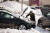 지난달 28일 미국 뉴욕 주 버팔로에서 겨울 폭풍으로 시민이 눈 속에서 자동차 시동을 도와주고 있다. 로이터=연합뉴스.