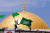  지난해 성전산에 위치한 이슬람 성전 알아크사 모스크 건물 위에서 팔레스타인 사람들이 시위를 벌이고 있다. 로이터=연합뉴스