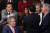 케빈 매카시 미국 공화당 원내대표(오른쪽)가 6일(현지시간) 자신의 도전에 반대한 맷 게이츠 하원의원(왼쪽)과 대화하고 있다. AFP=연합뉴스