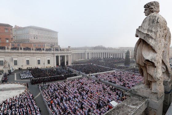 5일(현지시간) 베네딕토 16세 전 교황의 장례 미사에는 세계 각국에서 추기경 125명, 주교 200명 등 성직자 3700명과 가톨릭 신자 5만여 명이 운집했다. 로이터=연합뉴스