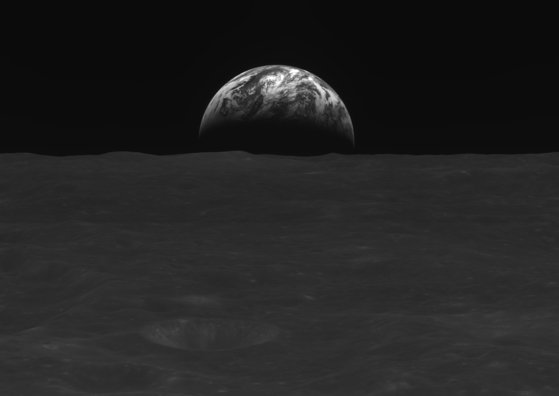한국항공우주연구원이 3일 다누리가 2022년 12월 31일과, 2023년 1월 1일 계묘년 새해 첫날에 촬영한 지구-달 사진을 공개했다. 사진은 2022년 12월 31일 16시 10분, 발사 후 149일, 달 상공 119km에서 촬영한 지구. 사진 한국항공우주연구원