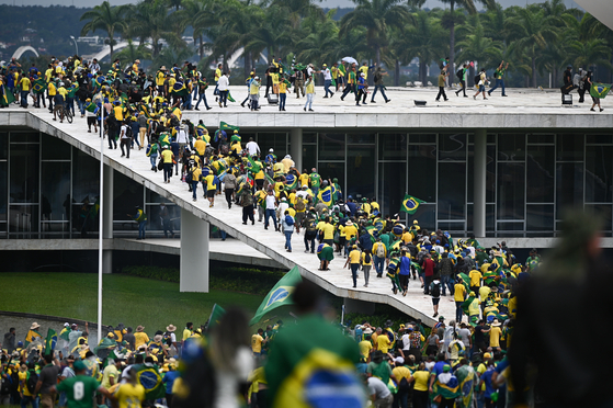 선거부정을 주장하는 브라질 우파 폭도들이 8일(현지시간) 브라질 국회의사당을 점거하고 있다. 연합뉴스