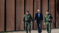 바이든 '정치적 급소' 감싼다…취임 후 첫 국경 방문, 중도층 공략