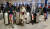 8일 영국 런던에서 열린 바지 벗고 지하철 타기’ 참가자들이 행사 참가를 위해 개찰구를 빠져나가고 있다. 로이터=연합뉴스