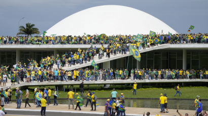 ‘1·6 의회 폭동 복사판’…전임 대통령 지지자들, 브라질 의회 난입