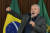 루이스 이나시우 룰라 다시우바 브라질 대통령이 9일(현지시간) 브라질 의회, 대법원, 정부기관 고위 관계자들과 회의를 갖고 전날 벌어진 폭동 사태에 대해 강력한 처벌 의사를 밝히고 있다. AP=연합뉴스 
