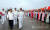 2011년 8월 4일 북한 원산항에 도착한 중국인민해방군 해군 훈련함대 대원들이 북한 주민들의 환영을 받고 있다. [평양 조선중앙통신=연합뉴스]