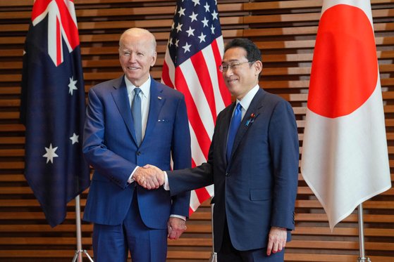 지난해 5월 일본 도쿄에서 열린 정상회담에서 만난 조 바이든 미국 대통령(왼쪽)과 기시다 후미오 일본 총리. AFP=연합뉴스