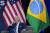 조 바이든 미국 대통령이 9일(현지시간) 루이스 이나시우 룰라 다시우바 브라질 대통령과 전화 통화를 갖고 다음달 초 방미를 요청했다. 사진은 지난해 6월 9일 바이든 대통령이 미국 로스앤젤레스에서 미주 정상회의(the Summit of Americas)를 계기로 열린 미·브라질 정상회담을 하는 모습. AP=연합뉴스  