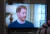 지난 8일 스코틀랜드 에딘버러에서 한 영국인이 해리 왕자의 ITV 인터뷰를 시청하고 있다. AP=연합뉴스