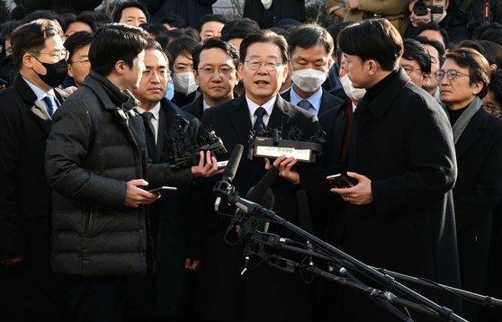 '성남FC 후원금 의혹' 사건과 관련해 더불어민주당 이재명 대표가 10일 오전 경기도 성남시 수원지방검찰청 성남지청에 피의자 신분으로 조사를 받기 위해 출석하며 입장을 발표하고 있다.사진공동취재단