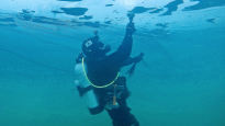영하에도 매일 잠수, 산천어축제 안전 지키는 잠수부들