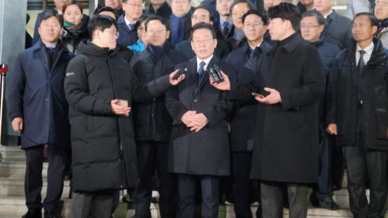 [속보] 12시간만에 檢 나온 이재명 "어차피 기소할 것이 명백"