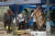 자이르 보우소나루 전 대통령 지지자들이 육군 기지 앞에 설치한 농성 천막을 해체하고 있다. AFP=연합뉴스