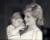 지난 1988년 네 살의 해리 왕자가 어머니 다이애나빈에게 안겨 있다. 로이터=연합뉴스