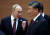 블라디미르 푸틴 러시아 대통령(왼쪽)이 지난해 9월 16일 우즈베키스탄 사마르칸트에서 열린 상하이협력기구(SCO) 정상회의에서 시진핑 중국 국가주석과 대화하고 있다. 로이터=연합뉴스