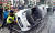 유가 인상에 항의하는 ‘노란 조끼’시위대가 2018년 12월 프랑스 파리 샹젤리제 거리에서 차량을 훼손하는 등 시위를 벌이고 있다. AFP=연합뉴스