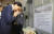 2015년 8월 서울 서대문형무소를 방문해 유관순 열사가 수감됐던 8호 감방 앞에서 헌화하는 하토야마 유키오 전 일본 총리. 중앙포토