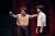 연극 '레드'에서 실존 인물인 추상주의 화가 '마크 로스코' 역할을 맡은 유동근 배우(왼쪽)가 연기하고 있는 모습. 사진 신시컴퍼니