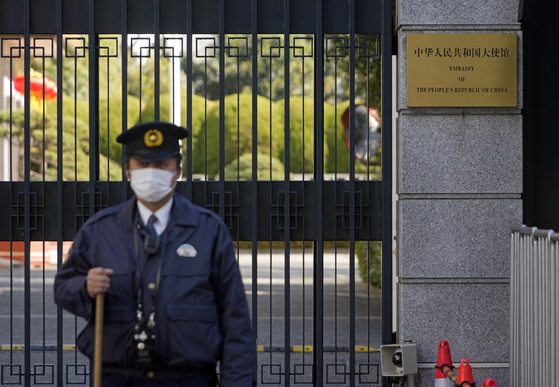 11일 일본 도쿄 주재 중국 대사관 입구 게이트에 경찰관이 서 있다. EPA=연합뉴스 