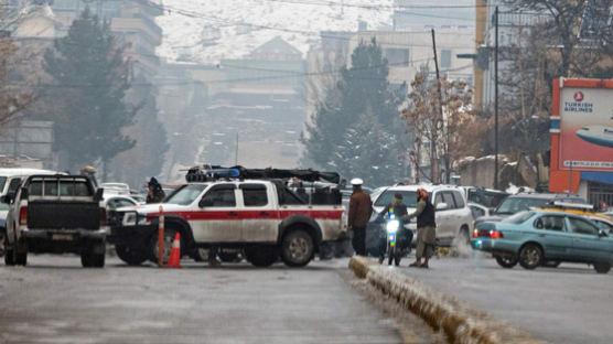 가방 든 괴한이 아프간 카불서 자폭…탈레반 "외교부 20명 사망" 