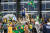 8일(현지시간) 자이르 보우소나루 전 브라질 대통령을 지지하는 이들이 대통령궁을 침입해 국기를 흔들고 있다. AFP=연합뉴스