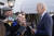 조 바이든 미국 대통령이11일(현지시간) 워싱턴DC의 백악관 남쪽 잔디밭에서 ‘항공 대란’ 사태와 관련해 기자들과 이야기를 나누고 있다. [AP=연합뉴스]