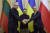 안제이 두다 폴란드 대통령(오른쪽)은 12일(현지시간) 우크라이나 서부 리비우에서 볼로디미르 젤렌스키 우크라이나 대통령(가운데), 기타나스 나우세다 리투아니아 대통령(왼쪽)과 3국 정상회의를 가진 뒤 레오파르트2 전차 지원 계획을 밝혔다. AP=연합뉴스