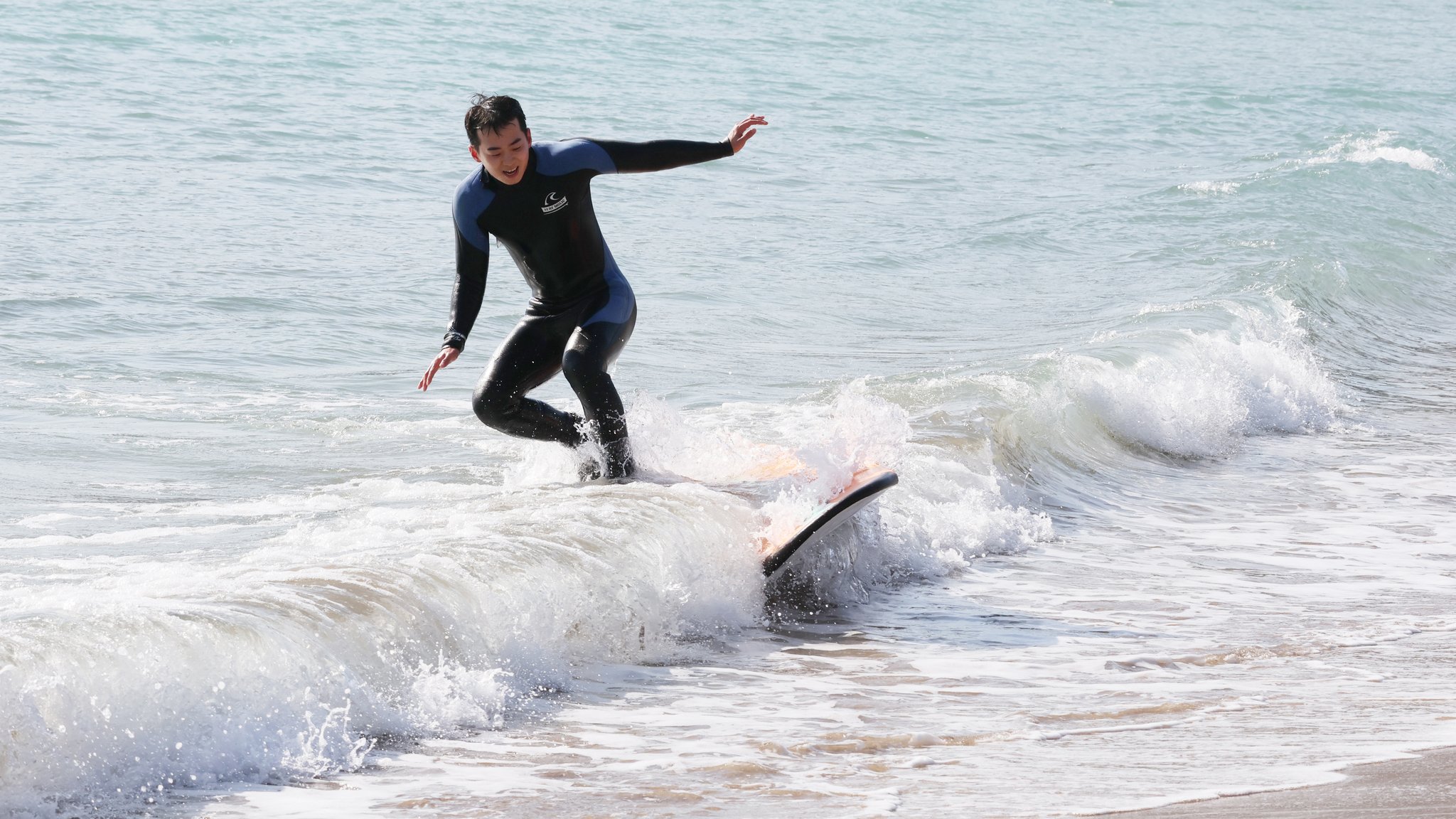 11일 송정해수욕장을 찾은 한 시민이 서핑을 즐기고 있다. 송봉근 기자