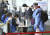 지난 8일 일본 나리타공항에 도착한 상하이발 승객들이 코로나19 음성 판정을 받은 증명서를 제시하고 있다. AP=연합뉴스 